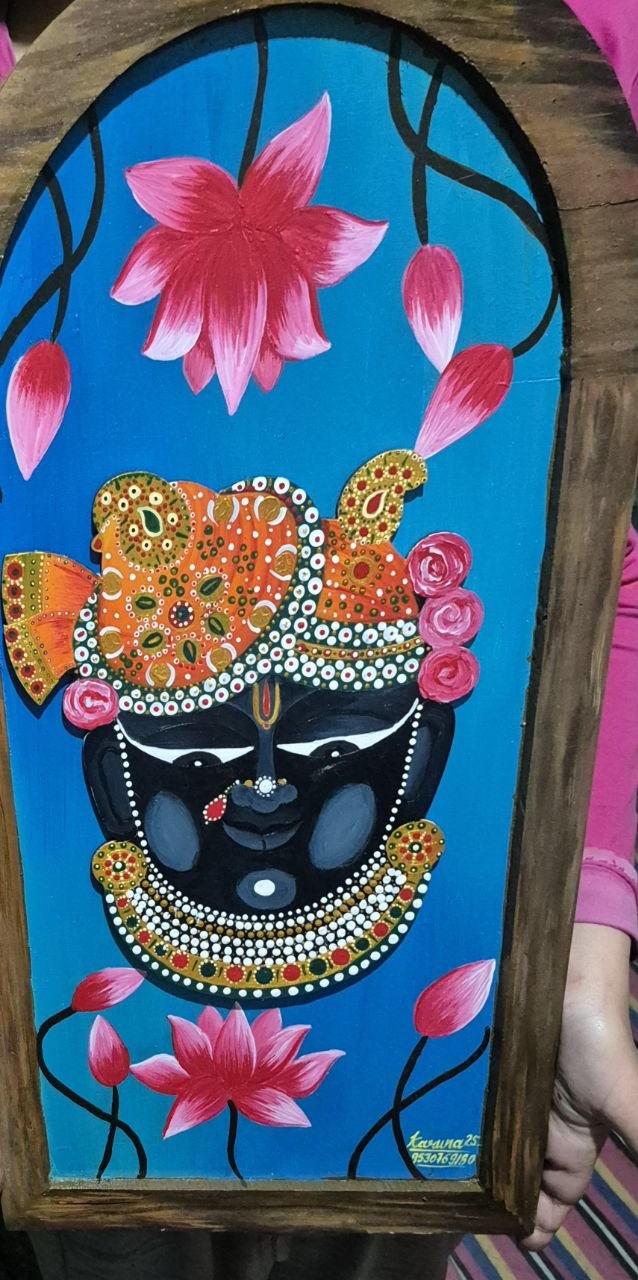 Colorful mask painting of Lord Shrinathji Krishna surrounded by pearls and placed inside a beautiful wooden arch